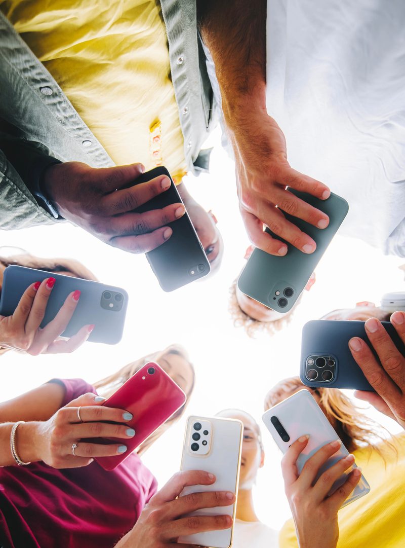 Personas revisando contenido en sus teléfonos